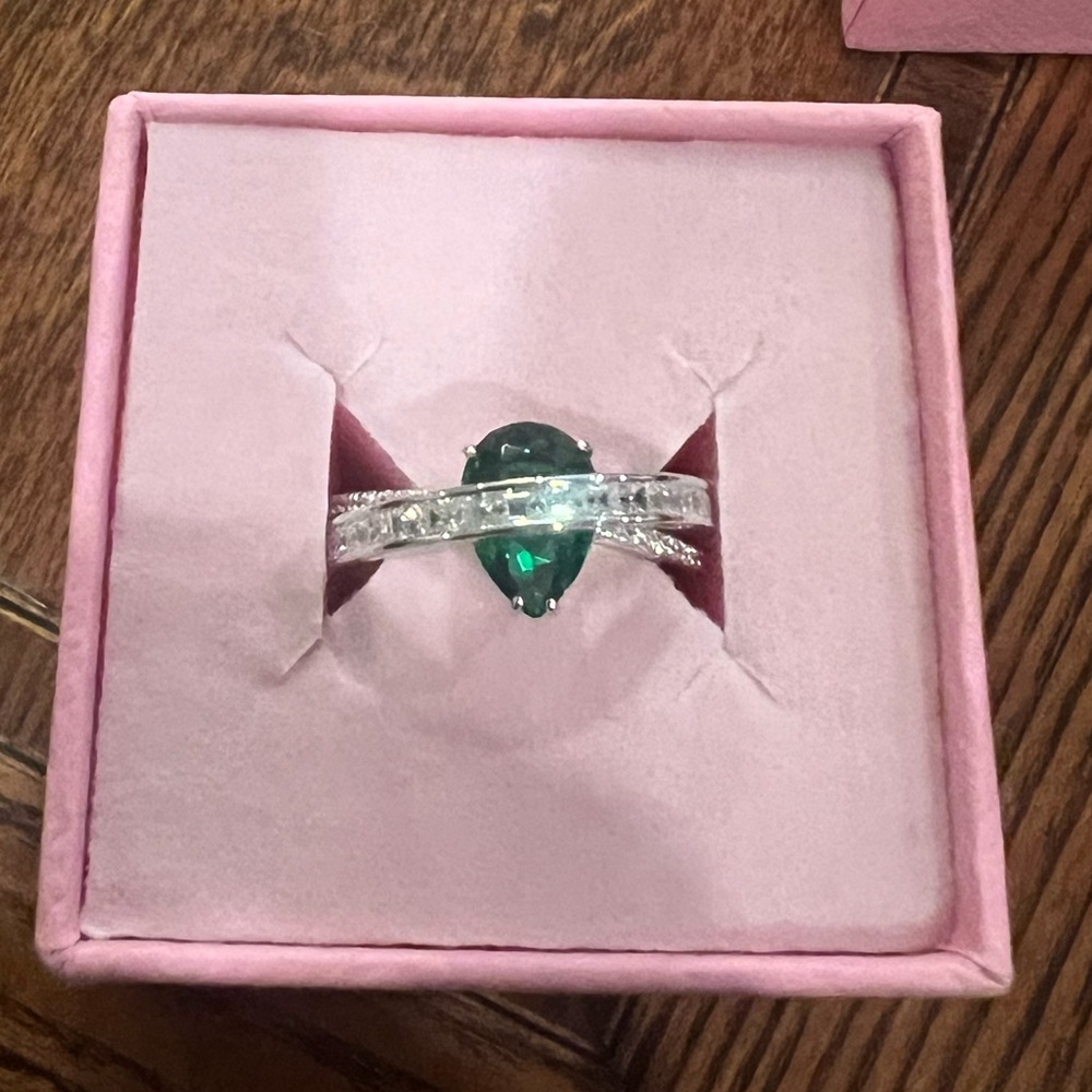 Elegant Sterling Silver and Emerald Green Crystal Ring 💍 By Swarovski